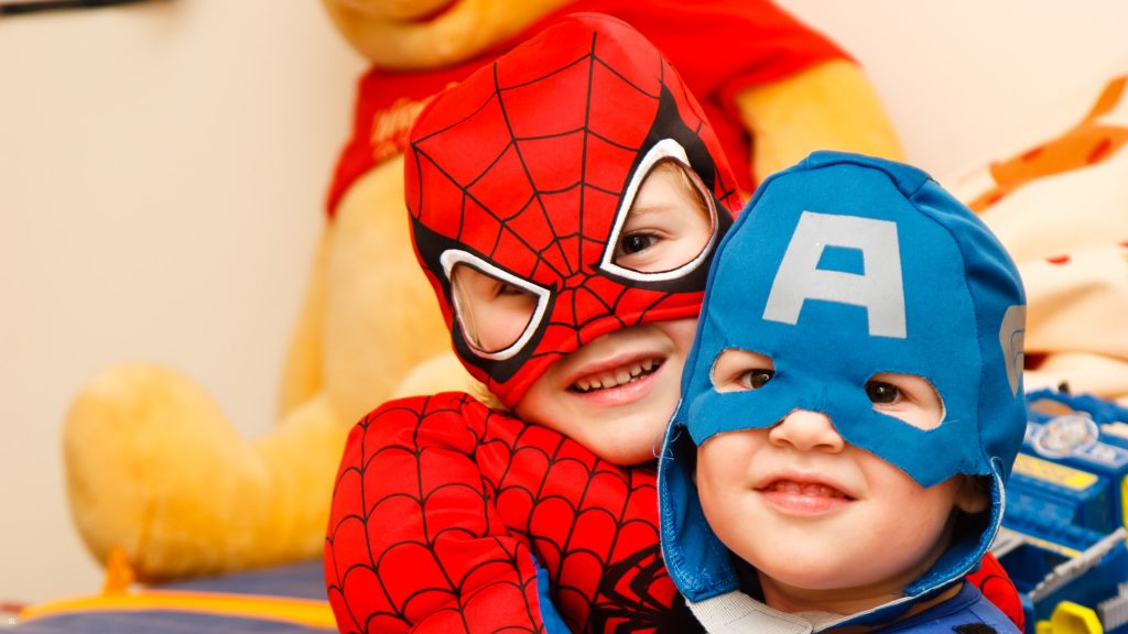 Imagen niños disfrazados superheroes